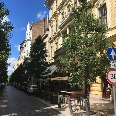 Makes You Happy Budapest Bagian luar foto