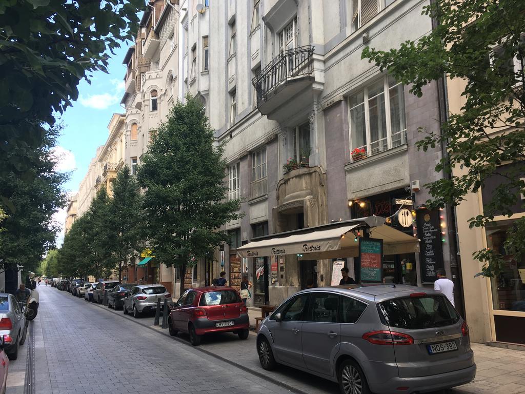 Makes You Happy Budapest Bagian luar foto